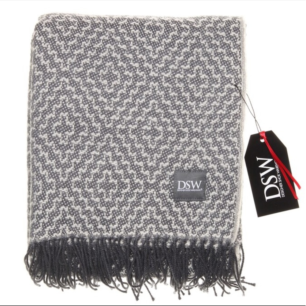 Black and White Comfy Throw Blanket with Geometric Patterns